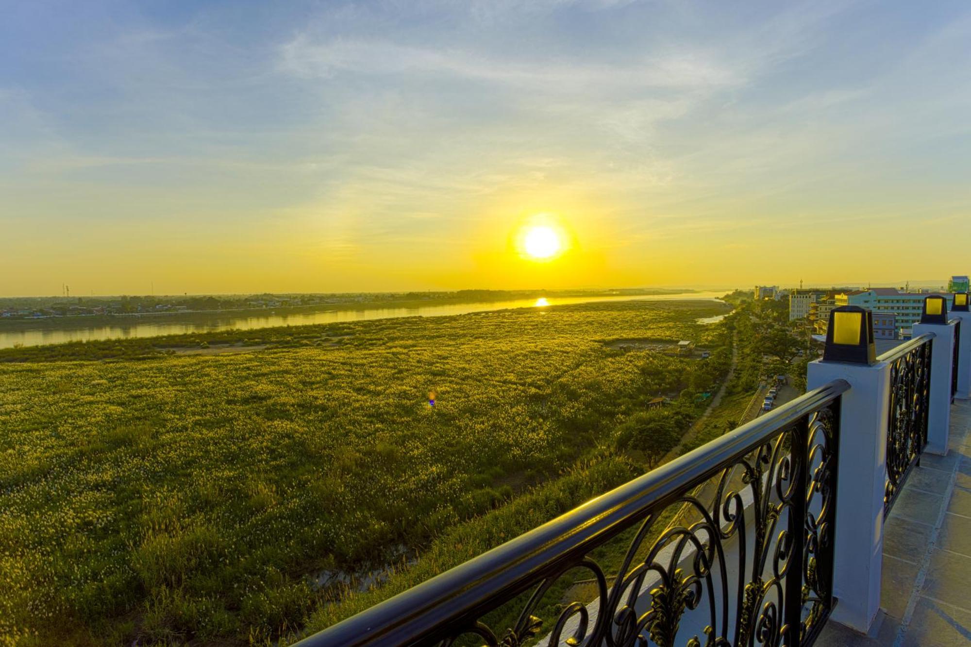 La Seine Hotel Vientiane Buitenkant foto